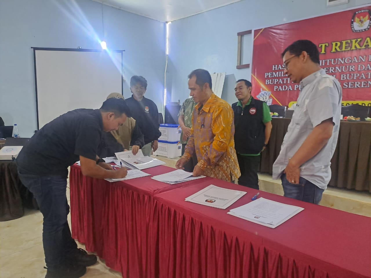 Rekapitulasi hasil perolehan suara Pilkada 17 Nopember 2024